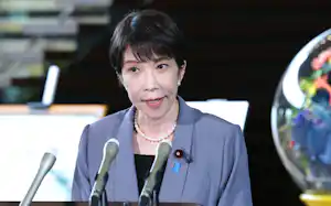 消費税率引き下げについて報道陣の質問に答える高市首相(5日、首相官邸) 消費税率引き下げについて報道陣の質問に答える高市首相(5日、首相官邸)