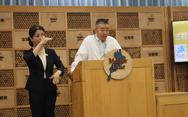 記者会見する三日月大造・滋賀県知事(25日、県庁)