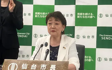 記者会見する仙台市の郡市長(25日、仙台市)