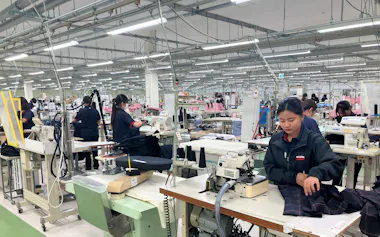 鳥取県米子市に25日、本格稼働した菅公学生服の新工場