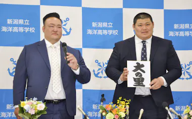 筆者の二所ノ関親方(左)と大の里=共同