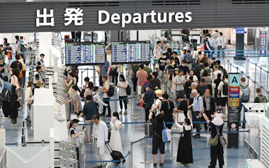 保険をはじめ渡航費用は増加傾向。お盆休みを海外で過ごす人たちで混雑する羽田空港の国際線出発ロビー