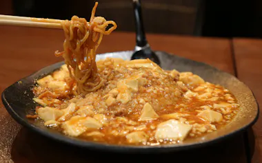 「中国めしや竹竹」では麺とライスのハーフメニューも用意する