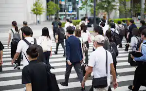 会社に向かう人たち(東京都千代田区) 会社に向かう人たち(東京都千代田区)