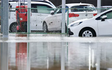 千葉豪雨では多くの乗用車が浸水で動かなくなった=ロイター