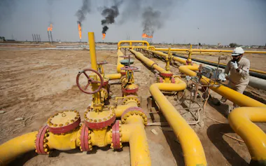 イラクはシリア向けの原油パイプラインを検討している(バスラ北方の油田)=ロイター