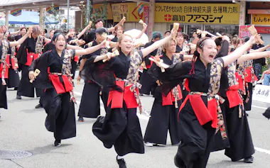 好天に恵まれ、多くの人が演舞を楽しんだ(26年の第73回よさこい祭り)