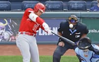 米大リーグ、ロイヤルズ戦の7回、メジャー通算150号本塁打となる23号ソロを放つエンゼルスの大谷翔平=17日、カンザスシティー(共同)