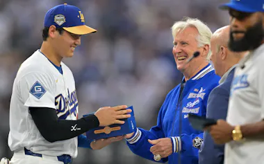 ドジャースの筆頭オーナーであるウォルター氏(右から3人目)は所有するプロスポーツチームの株式売却に動いている=ロイター
