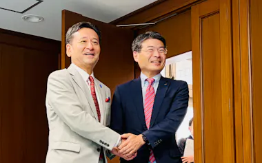 佐賀県の山口祥義知事㊧と長崎県の平田研知事(27日、佐賀県庁)