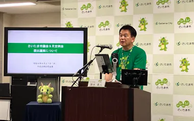 清水市長はリチウムイオン蓄電池の回収について説明した(27日、さいたま市)