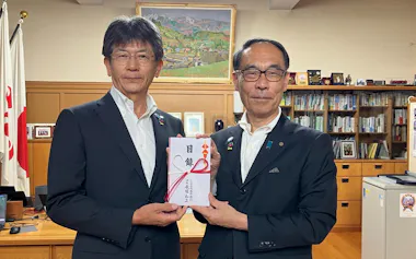 武蔵野銀行の長堀和正頭取は埼玉県の大野元裕知事に義援金の目録を渡した(27日、さいたま市)
