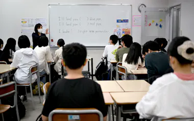 学習塾で勉強する中学生