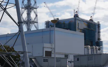 東海第2原発では防潮堤の補強工事以外の安全対策工事が進む(2月、茨城県東海村)