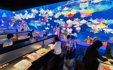 女川町でチームラボが演出する「世界とつながったお絵かき水族館」が開かれる©チームラボ
