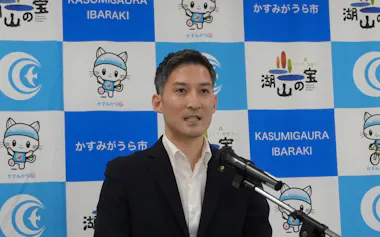 記者会見する金子市長(28日、茨城県かすみがうら市)