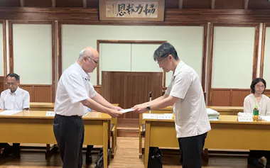山梨労働局の岩崎局長㊧に答申した