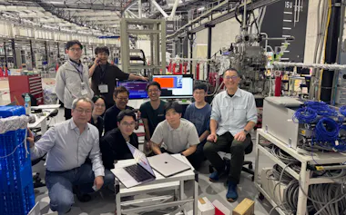 ナノテラスで実験するリガクと東北大学の共創研究所のメンバー