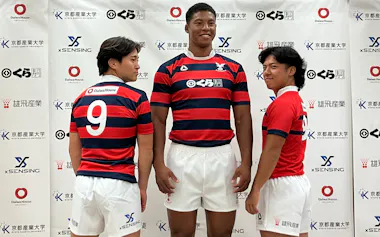 京都産業大学はラグビー部の企業ロゴ入りジャージーを披露した(28日、京都市)