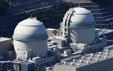 関西電力高浜原子力発電所の3号機(左)と4号機(福井県高浜町)