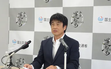 記者会見する中国運輸局の上田大輔局長(28日、広島市)