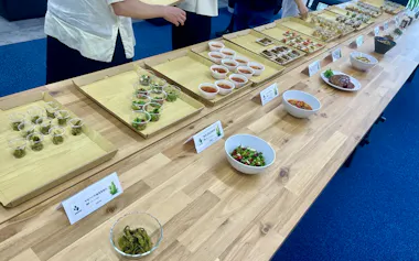サボテンを使ったサラダやスープなどの試食品(28日、東京都新宿区)