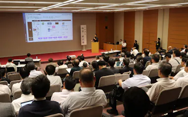 滋賀銀行の「しがぎん起業・経営塾」には約100人の受講生が参加した(28日、大津市)