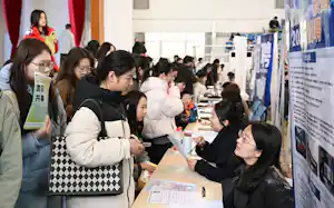 江蘇省南京市の大学で開かれた女子学生向け就職フェアで仕事を探す卒業予定者ら=AP 江蘇省南京市の大学で開かれた女子学生向け就職フェアで仕事を探す卒業予定者ら=AP