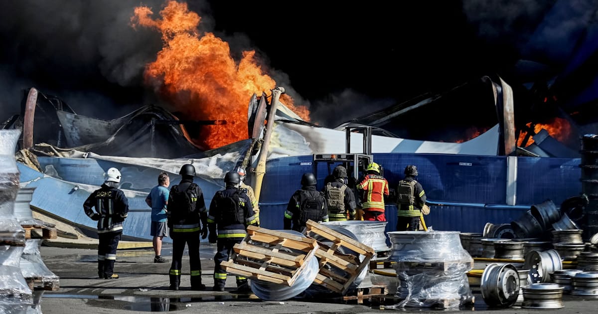 ロシア軍、弾薬庫攻撃37人死亡 ウクライナ首都近郊に無人機で - 日本経済新聞