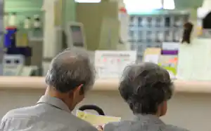 高齢者の窓口負担を見直す議論が年末にかけて本格化する(病院の待合室で順番を待つ高齢者、大阪府内) 高齢者の窓口負担を見直す議論が年末にかけて本格化する(病院の待合室で順番を待つ高齢者、大阪府内)