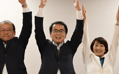 2回目の当選を確実にして勝利を祝う池田氏㊥(30日、高松市)
