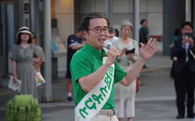 香川県知事選で街頭演説する池田氏(29日、JR高松駅前)