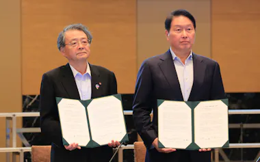共同声明を手にする日商の小林会頭㊧と大韓商工会議所の崔泰源会長(31日、仙台市)