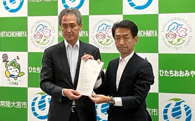 常陸大宮市の鈴木市長㊧がエネ庁の久米次長から申し入れ書を受け取った(31日、同市役所)