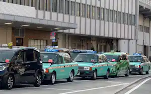 JR岡山駅東口の乗り場に並ぶタクシー(8月、岡山市) JR岡山駅東口の乗り場に並ぶタクシー(8月、岡山市)