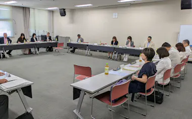 徳島の審議では、労使間の主張の溝はあと一歩で埋まらなかった(8月、徳島市)