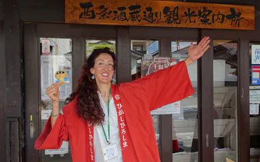 西条酒蔵通りでガイドを務めるヨネ・マディナベイティアさん(8月、広島県東広島市)