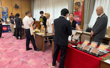 県内企業12社が参加し、バイヤー向けに商品をPRした(8月、さいたま市)