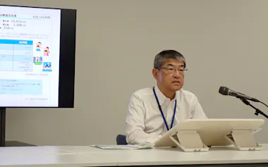 物価高対策を柱とした9月補正予算案を説明する高知市の桑名龍吾市長(1日)