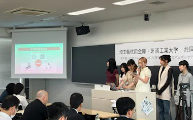 若者の預金口座獲得に向けてアイデアを発表する学生(7月、さいたま市)