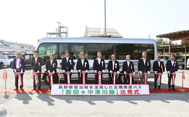 バスは長野県が2026年6月に導入した宿泊税を活用して運行する(1日、長野県飯田市)