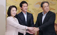 党首会談を終え、握手を交わす(左から)公明党の竹谷代表、中道改革連合の小川代表、立憲民主党の水岡代表(31日、国会内)