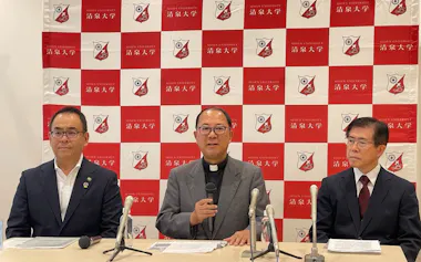 農学部の設置認可を発表する清泉大学の菅原裕二学長㊥(8月31日、長野市)