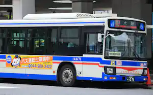 ほぼ全てのバスで運転手募集を訴える臨港バス(8月、川崎市) ほぼ全てのバスで運転手募集を訴える臨港バス(8月、川崎市)