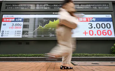 3.000%をつけた長期金利(1日、東京都中央区)