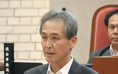 茨城県常陸大宮市の市議会で発言する鈴木定幸市長(1日)=共同