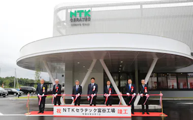 竣工式でテープカットする関係者ら(1日、宮城県富谷市)