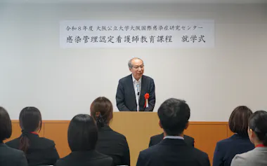 就学式で話す掛屋弘課程長(1日、大阪市阿倍野区)