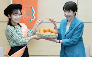 「奈良の柿PRレディ」から柿を贈呈される高市首相(19日午前、首相官邸) 「奈良の柿PRレディ」から柿を贈呈される高市首相(19日午前、首相官邸)
