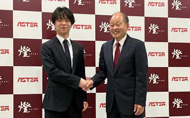記者会見する燈の野呂社長㊧とアスターの本郷社長(1日、秋田県横手市のアスター本社)